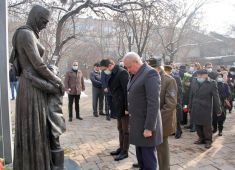 В Ереване состоялась церемония возложения цветов к памятнику «Детям блокадного Ленинграда»