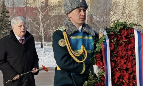  В Астане прошла торжественная церемония возложения венков к монументу защитникам Отечества «Отан коргаушылар»