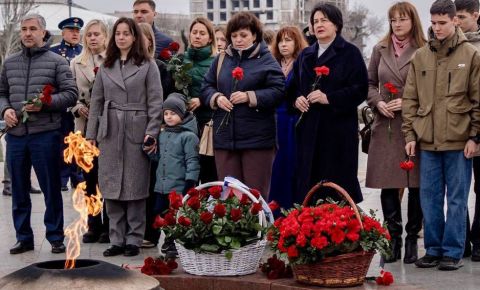 В Бишкеке прошла церемония возложения цветов к Вечному огню на Площади Победы