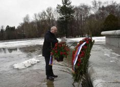 На Мемориальном кладбище советских воинов в Варшаве прошла церемония возложения цветов