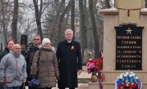 На кладбище Дебрецена прошла церемония возложения венков и цветов к мемориалу советским воинам