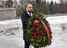 На Мемориальном кладбище советских воинов в Варшаве прошла церемония возложения цветов