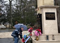 На кладбище Дебрецена прошла церемония возложения венков и цветов к мемориалу советским воинам