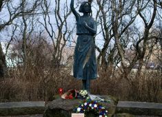 В Рейкьявике прошла церемония возложения венков и цветов к мемориалу «Надежда»