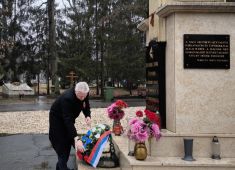 На кладбище Дебрецена прошла церемония возложения венков и цветов к мемориалу советским воинам