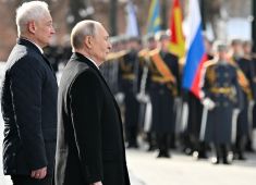 В Александровском саду прошла мемориальная церемония в честь Дня защитника Отечества