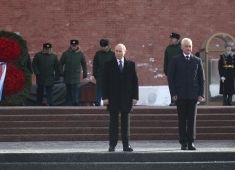 В Александровском саду прошла мемориальная церемония в честь Дня защитника Отечества