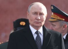 В Александровском саду прошла мемориальная церемония в честь Дня защитника Отечества