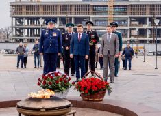 В Бишкеке прошла церемония возложения цветов к Вечному огню на Площади Победы