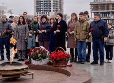 В Бишкеке прошла церемония возложения цветов к Вечному огню на Площади Победы