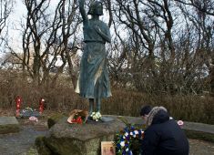 В Рейкьявике прошла церемония возложения венков и цветов к мемориалу «Надежда»