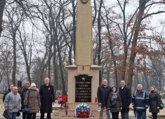 На кладбище Дебрецена прошла церемония возложения венков и цветов к мемориалу советским воинам