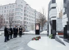 В День памяти жертв Холокоста российские депутаты возложили цветы к памятнику Героям сопротивления в концлагерях и гетто