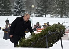 Президент России возложил венок на Пискарёвском мемориальном кладбище в Санкт-Петербурге