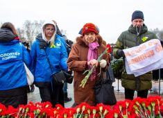 К монументу «Мать-Родина» возложили цветы в честь 79-й годовщины снятия блокады Ленинграда