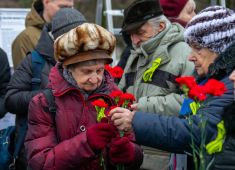 К монументу «Мать-Родина» возложили цветы в честь 79-й годовщины снятия блокады Ленинграда