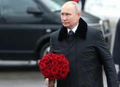 Президент России возложил цветы к памятнику «Рубежный камень» на военно-историческом комплексе «Невский пятачок»