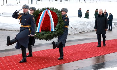 Президент России возложил цветы к памятнику «Рубежный камень» на военно-историческом комплексе «Невский пятачок»