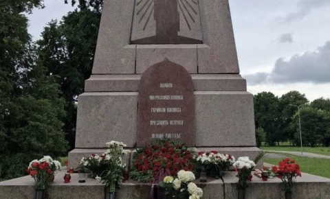 В Риге прошла мемориальная церемония у памятника русским воинам, героически павшим в бою на острове Луцавсала