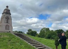 В Риге прошла мемориальная церемония у памятника русским воинам, героически павшим в бою на острове Луцавсала