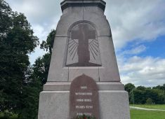 В Риге прошла мемориальная церемония у памятника русским воинам, героически павшим в бою на острове Луцавсала
