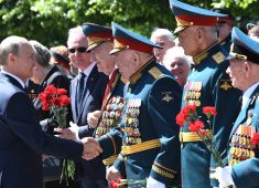 Президент возложил цветы к обелискам городов-героев и памятному знаку в честь городов, удостоенных почётного звания «Город воинской славы»