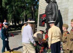 В Таллине возложили венки и цветы к памятнику Воину-освободителю на военном кладбище