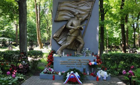 В Латвии в День памяти и скорби на Покровском кладбище прошло возложение цветов и венков.