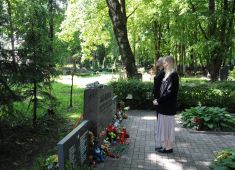 В Латвии в День памяти и скорби на Покровском кладбище прошло возложение цветов и венков.