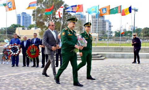 Посол России в Израиле возложил цветы и венков к Монументу победы в г. Нетании