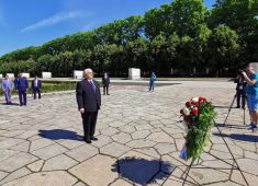Cостоялась церемония возложения венков на советском воинском мемориале в Трептов-парке в Берлине