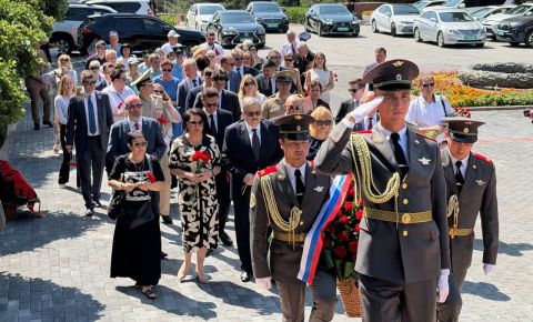 В Узбекистане, на Мемориальном комплексе «Братские могилы» прошла церемония возложения цветов