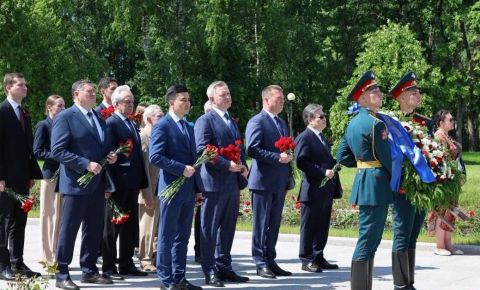 На Пискаревском мемориальном кладбище прошла церемония возложения цветов и венков