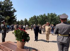 В Узбекистане, на Мемориальном комплексе «Братские могилы» прошла церемония возложения цветов