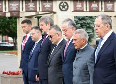 Участники заседания Совета министров иностранных дел ОДКБ возложили цветы к Вечному огню в Казани