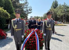 В Узбекистане, на Мемориальном комплексе «Братские могилы» прошла церемония возложения цветов