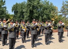 В Узбекистане, на Мемориальном комплексе «Братские могилы» прошла церемония возложения цветов