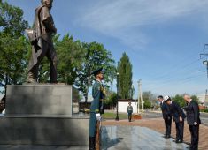 Ко Дню Победы в Бишкеке открыли памятник и парк Герою Советского Союза Чолпонбаю Тулебердиеву