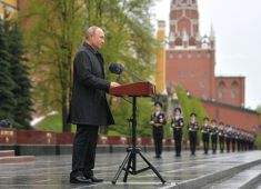 Президент России отдал дань памяти павших и заверил: юбилей Победы еще обязательно отметим