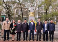 В Харбине возложили венки и живые цветы к памятникам и захоронениям советских воинов
