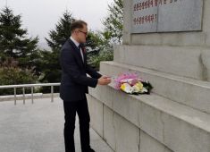 В КНДР возложили цветы к Монументу Освобождения на горе Моранбон