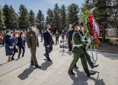 В Китае прошла ежегодная церемония возложения венков к мемориалу советским воинам