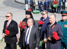 Руководители российских дипломатических представительств в Вене возложили венки к памятнику советским солдатам