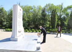 В КНДР возложили цветы к Монументу Освобождения на горе Моранбон