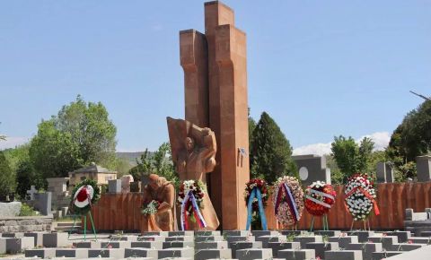 Сотрудники посольства возложили венки к монументу на захоронении советских воинов на центральном кладбище Еревана