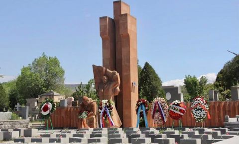 На центральном кладбище Еревана прошла мемориальная церемония возложения венков