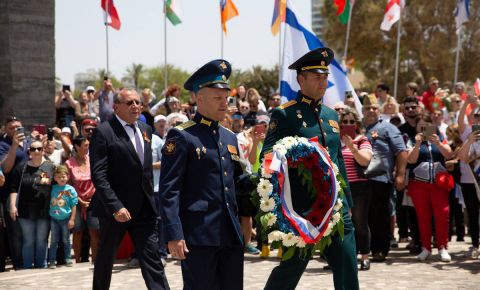 В Нетании Посол России Анатолий Викторов возложил венок к Монументу победы