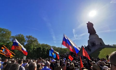 Памятная церемония возложения венков к советскому воинскому мемориалу в Трептов-парке