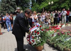 На мемориале «Братские могилы» в Ташкенте почтили память павших в Великой Отечественной войне