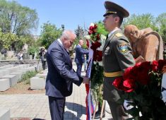 Сотрудники посольства возложили венки к монументу на захоронении советских воинов на центральном кладбище Еревана